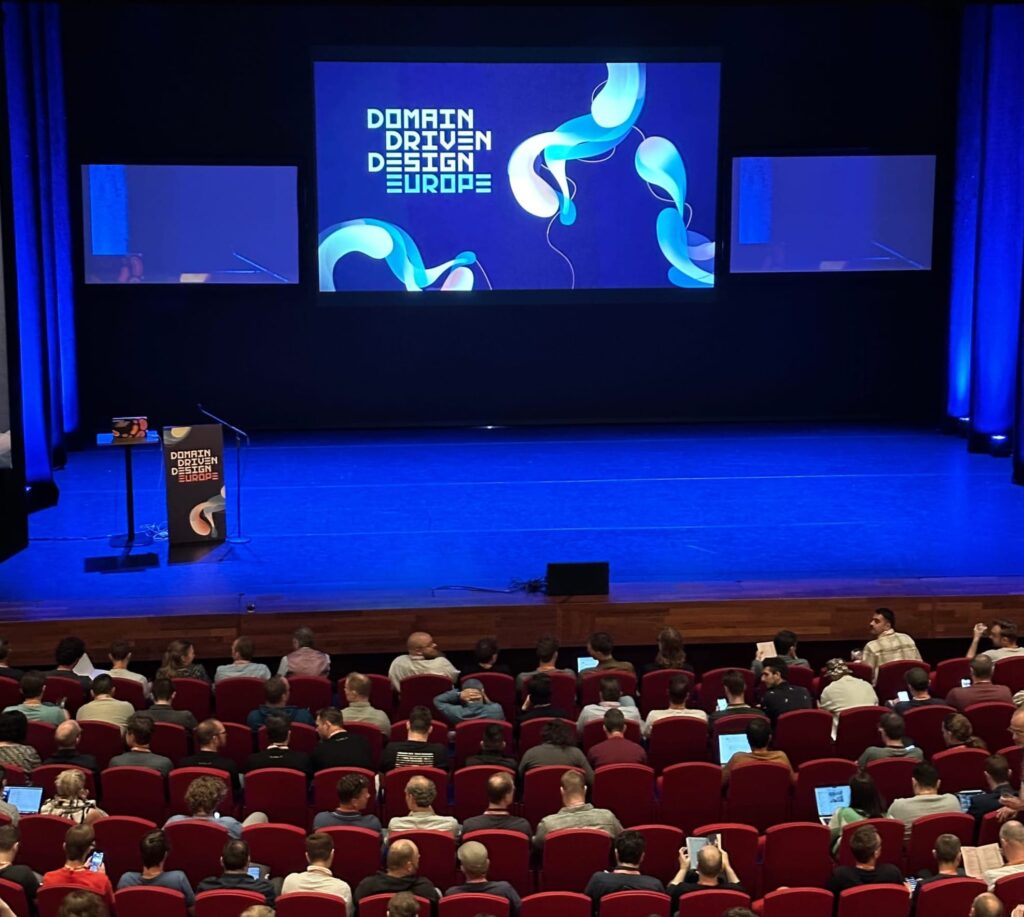 Hovedscenen på Domain-Driven Design Europe-konferansen med Marius Wingerei som deltaker.