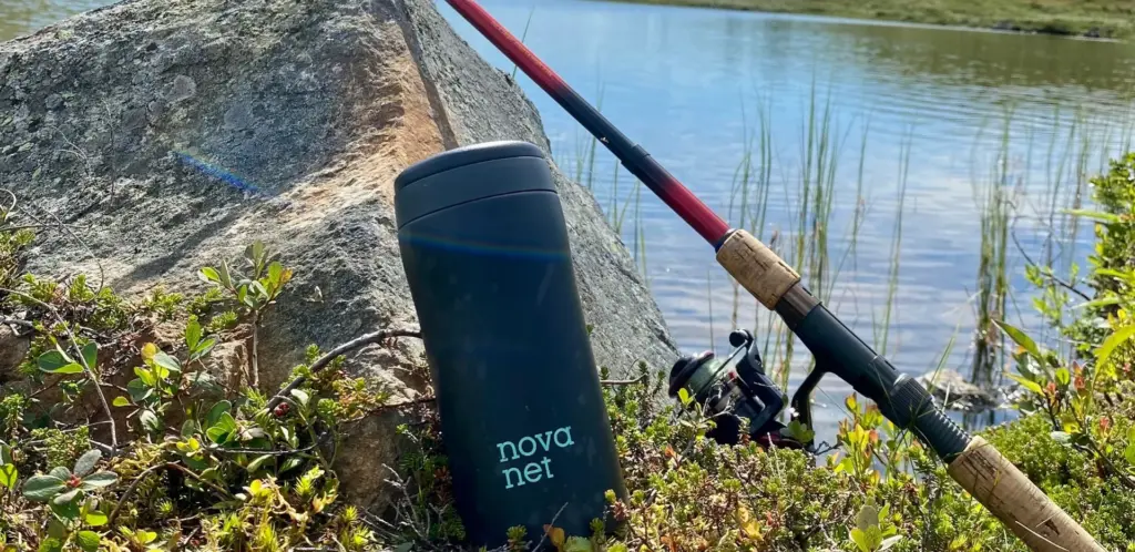 Novanet-kopp og fiskestang ved vannet
