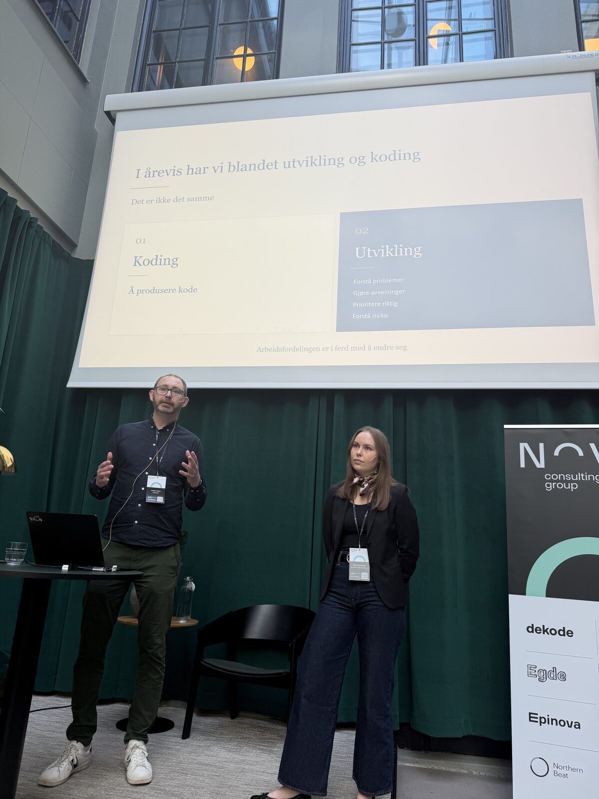 Novanet-konsulentene Hallstein Brøtan og Jan Ødegård presenterer på et Nova-arrangement